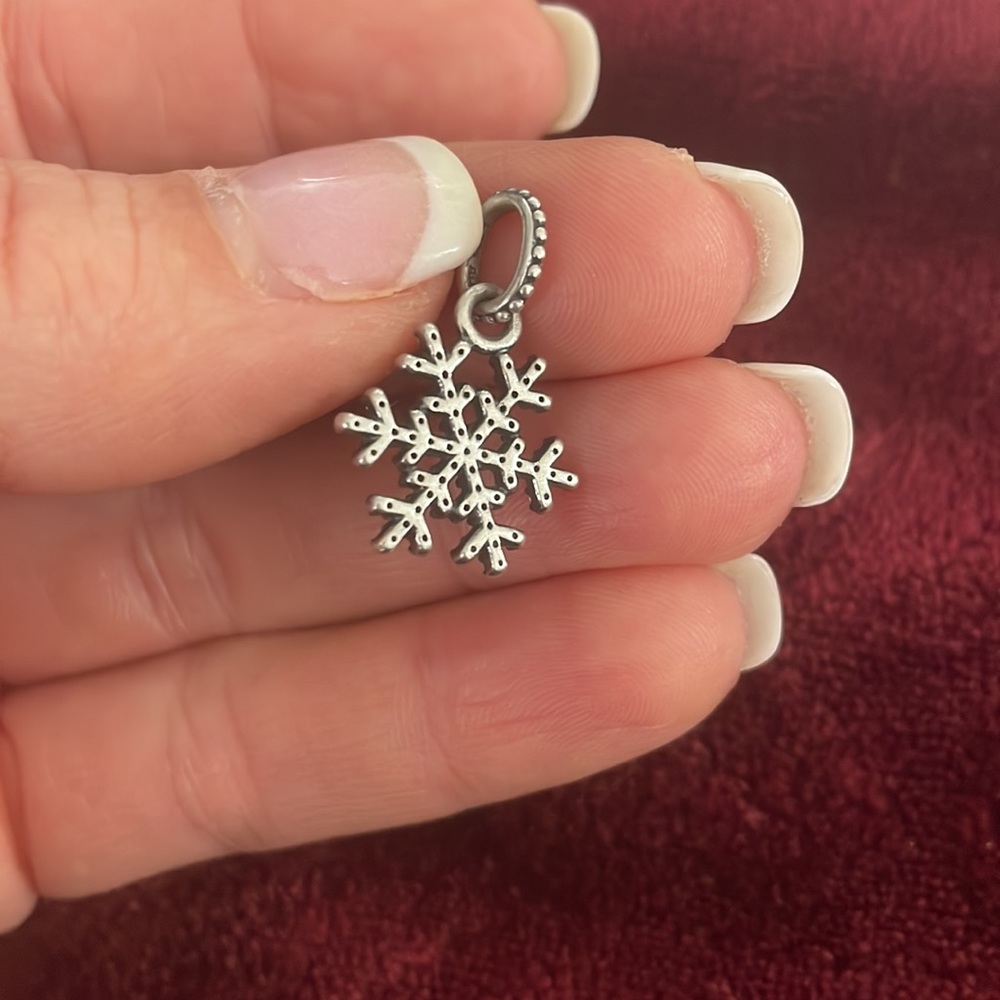 Snowflake charm - Picture 2 of 3